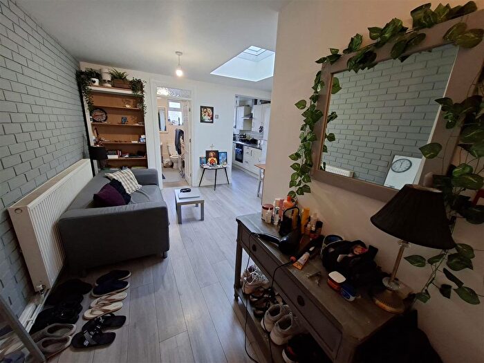 1 Bedroom Flat To Rent In Caroline Street, Cardiff, CF10