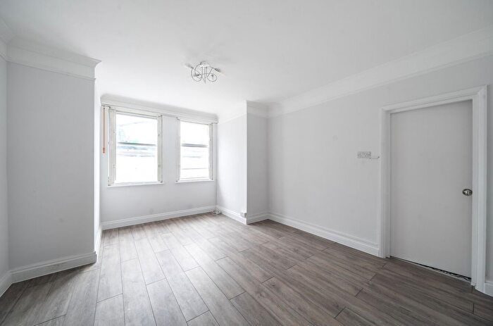 3 Bedroom Flat To Rent In St George Avenue, Tufnell Park, London, N7