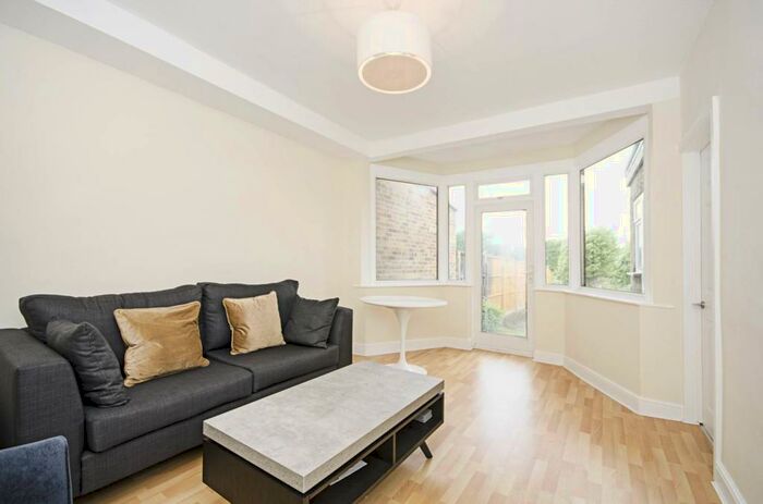 1 Bedroom Flat To Rent In Dehar Crescent, Hendon, London, NW9