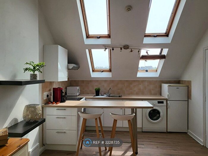 Studio To Rent In High Street, London, N8