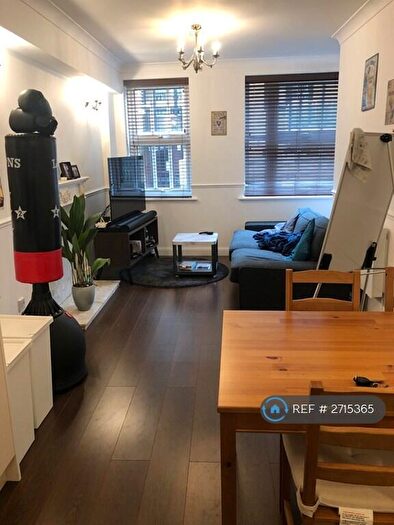 2 Bedroom Flat To Rent In Royal Tower Lodge, London, E1