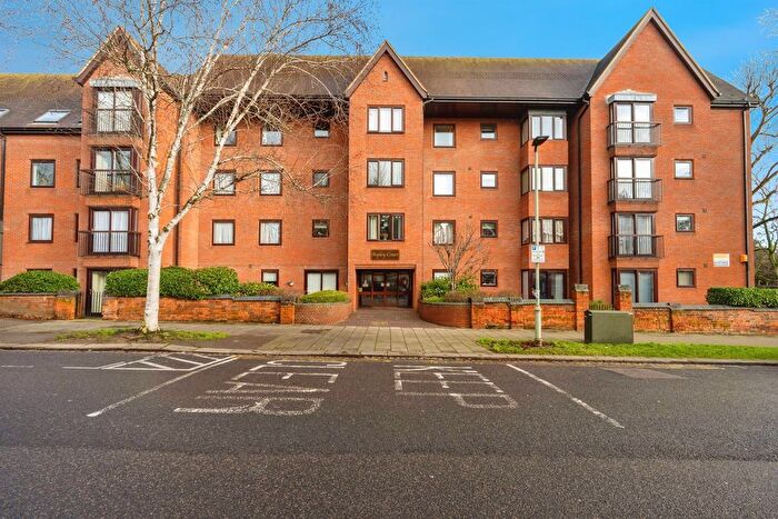 2 Bedroom Flat For Sale In Warwick Avenue, Bedford, MK40