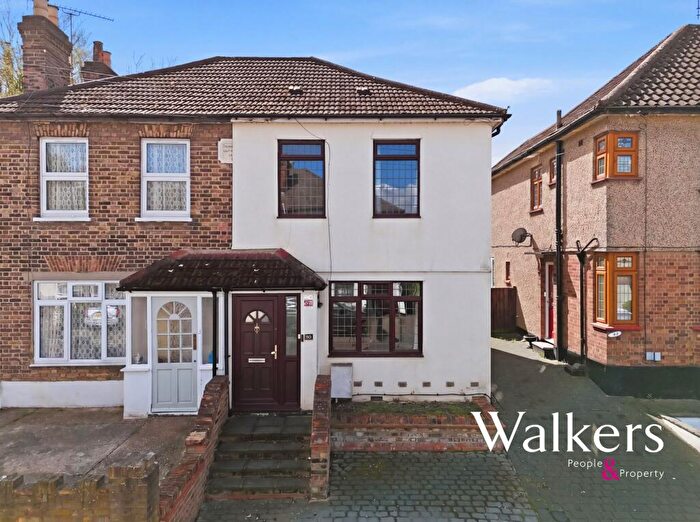 3 Bedroom Semi-Detached House For Sale In Cromwell Road, Warley, CM14