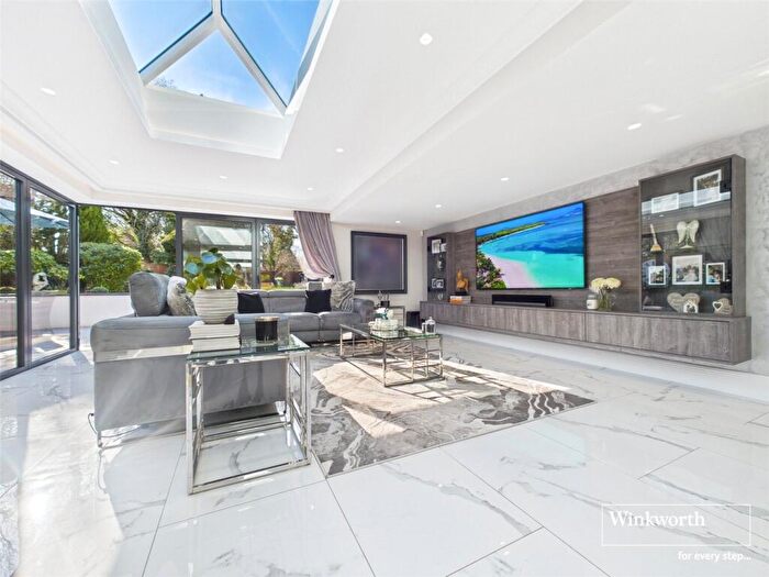 4 Bedroom Detached House For Sale In Norton Road, Wokingham Outskirts, Berkshire, RG7