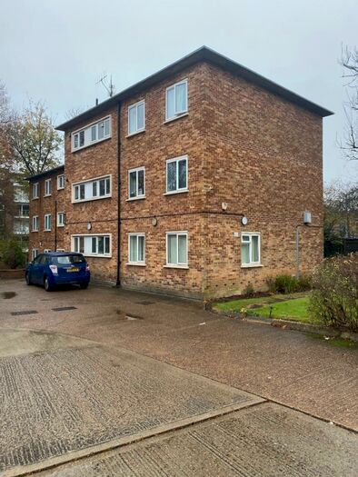 3 Bedroom Flat To Rent In Rosewood House, Great North Way, Hendon, NW4