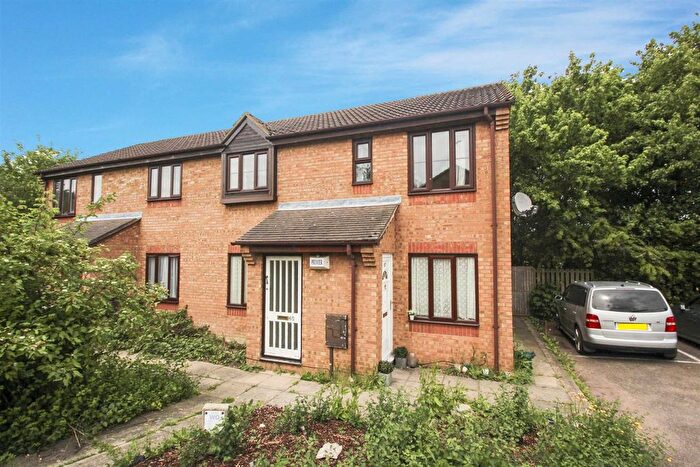 2 Bedroom Flat To Rent In Lowndes Grove, Shenley Church End, Milton Keynes, MK5