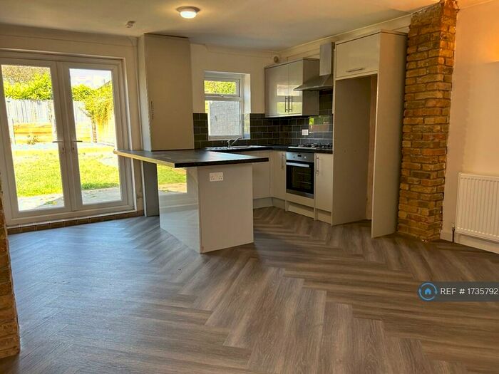 3 Bedroom Semi-Detached House To Rent In Plymstock Road, Welling, DA16