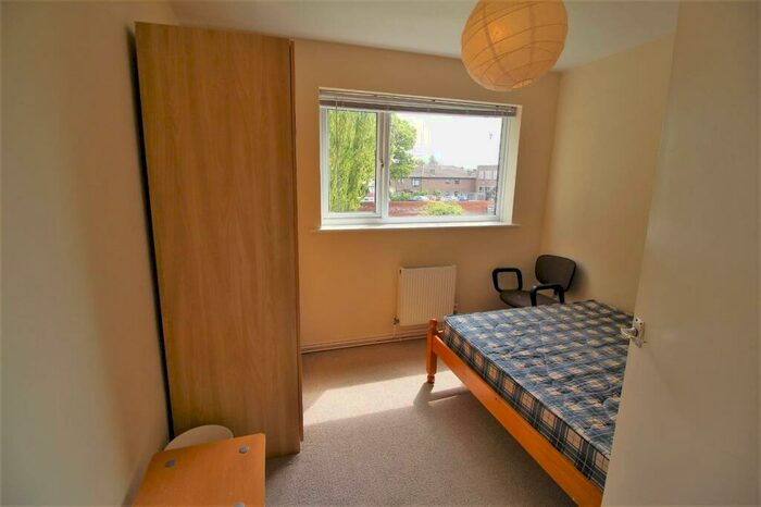 2 Bedroom Apartment To Rent In Elizabeth Court, Aberdeen Road, SO17