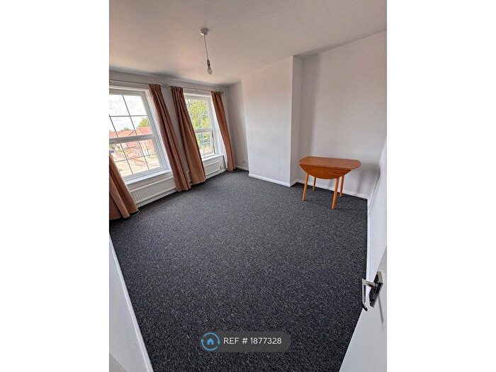 2 Bedroom Flat To Rent In Cockfosters Road, Barnet, EN4