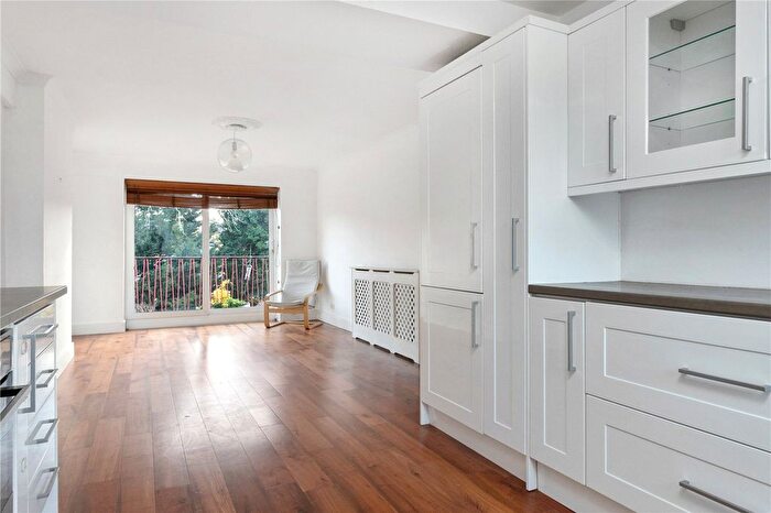 2 Bedroom Flat For Sale In Queen Elizabeths Walk, London, N16