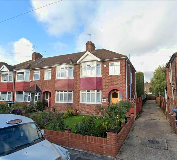 3 Bedroom Property To Rent In Weardale Gardens, Enfield, EN2