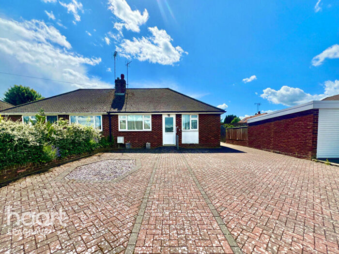 2 Bedroom Semi-Detached Bungalow For Sale In Vespers Close, Luton, LU4