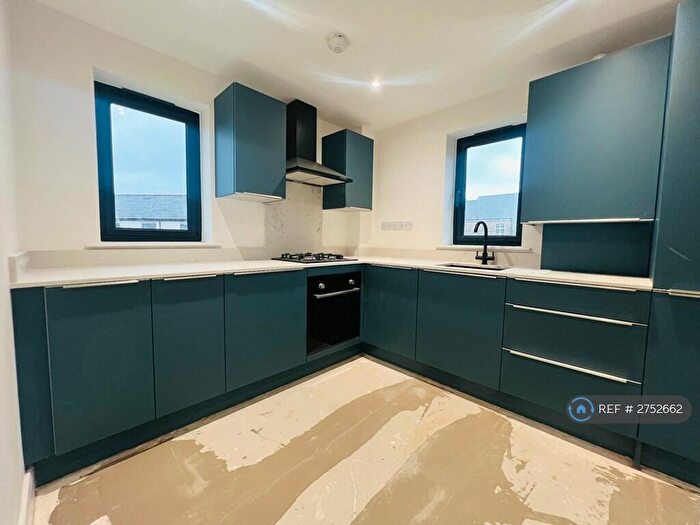 3 Bedroom Semi Detached House To Rent In Kinder Close, Thornton, Bradford, BD13