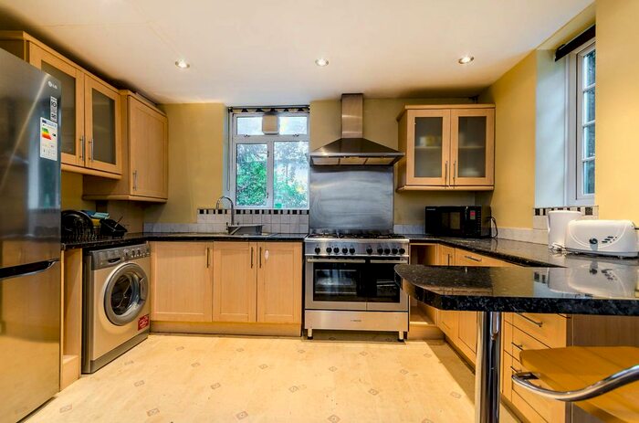 3 Bedroom Flat To Rent In Hook Road, Surbiton, KT6