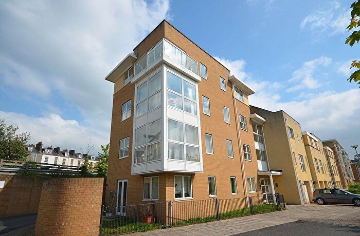 2 Bedroom Apartment To Rent In Richmond Court, EX4