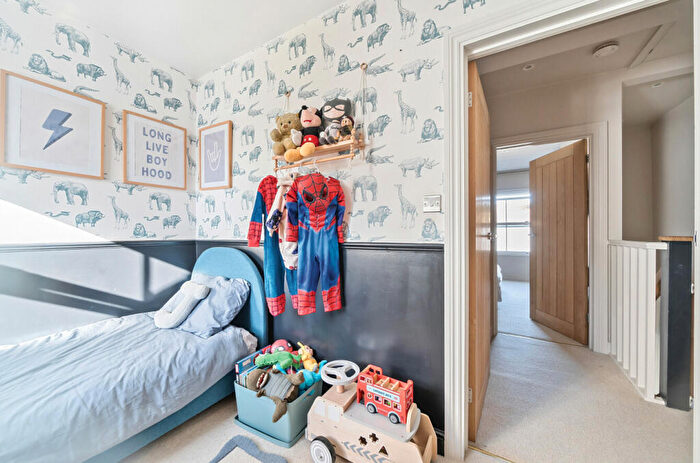 3 Bedroom End Of Terrace House For Sale In Meadrow, Godalming, Surrey, GU7