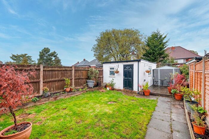 3 Bedroom Semi-detached House For Sale In Kingshurst Road, Birmingham, B31