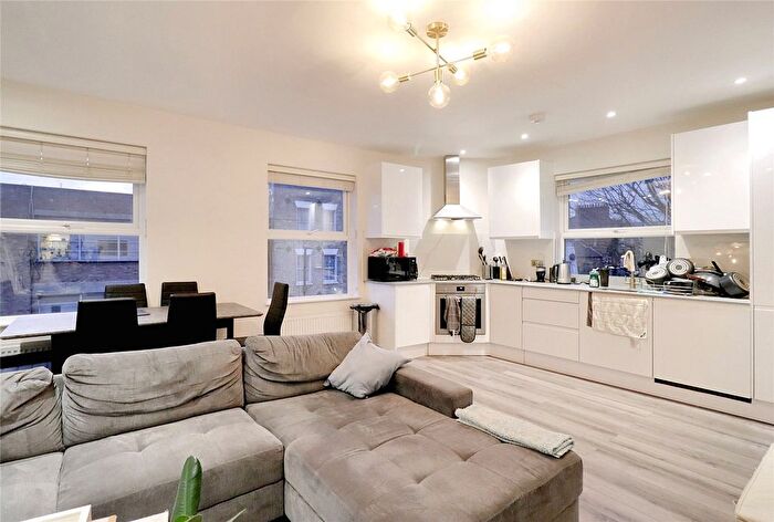3 Bedroom Flat To Rent In Hornsey Road, Islington, London, N19