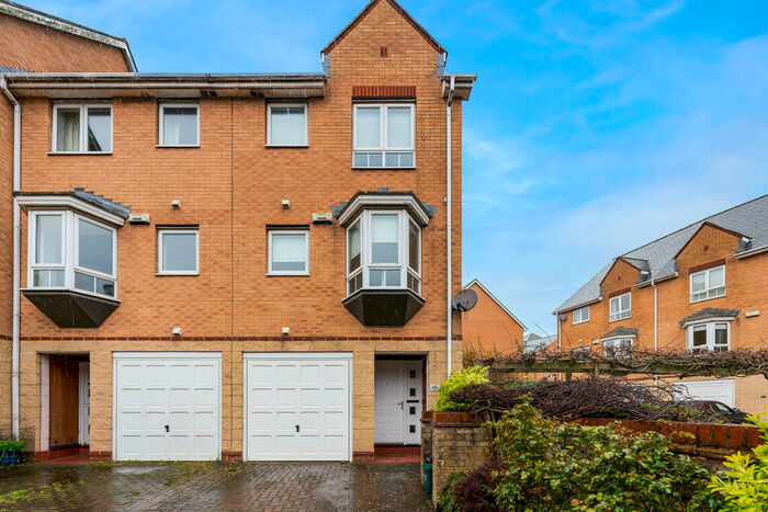 3 Bedroom Town House To Rent In Chandlers Way, Penarth, CF64