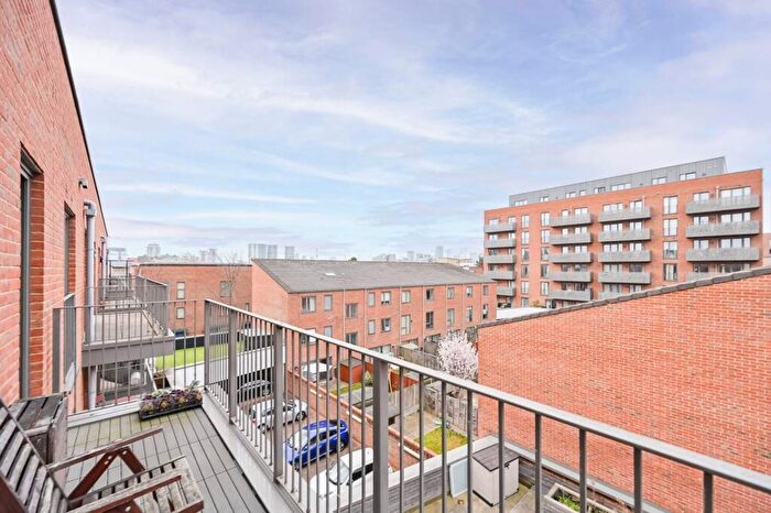 2 Bedroom Flat To Rent In Florian Court, Canning Town, London, E16