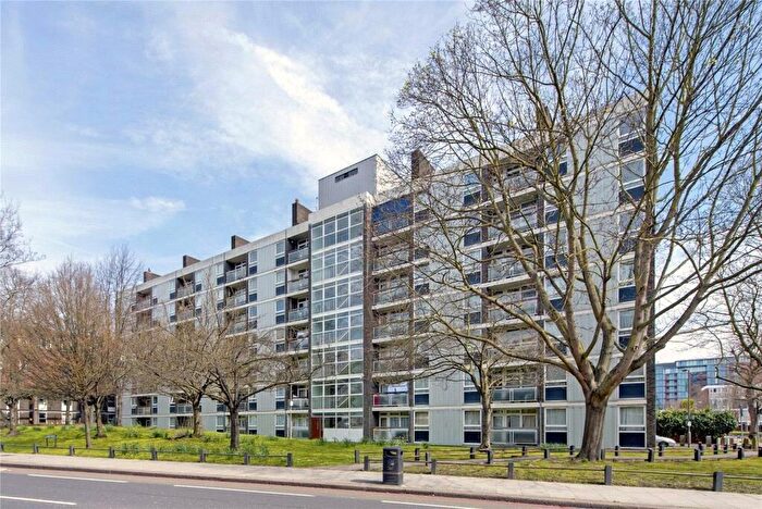2 Bedroom Flat To Rent In Henty Close, London, SW11