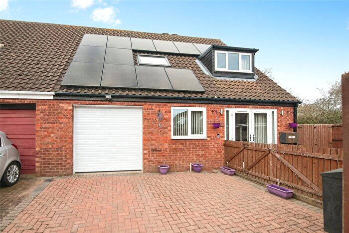 3 Bedroom Semi Detached House For Sale In Edgeworth Close, Redditch, Worcestershire, B98