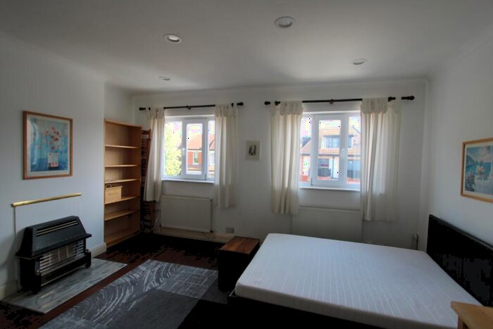 Studio To Rent In Finchley Lane, London, NW4