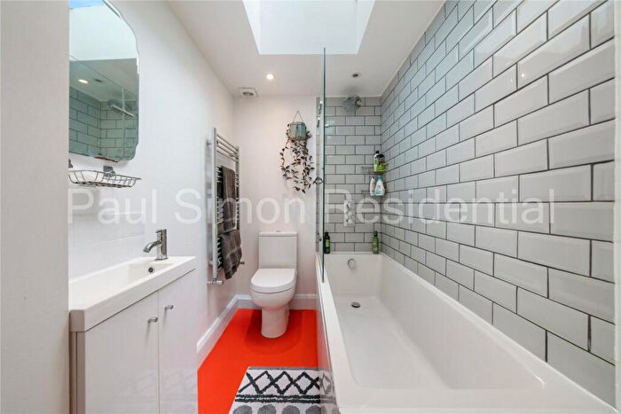 2 Bedroom Apartment For Sale In Umfreville Road, London, N4