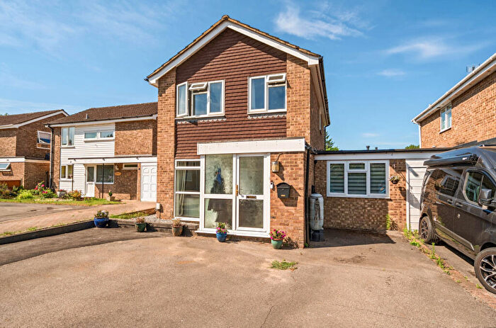 3 Bedroom Link Detached House For Sale In Vivian Close, Church Crookham, Fleet, GU52
