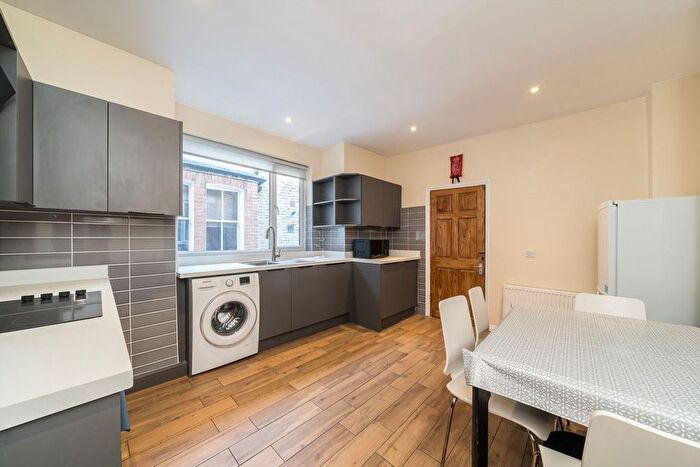 3 Bedroom Flat To Rent In Gambole Road, Tooting, SW17