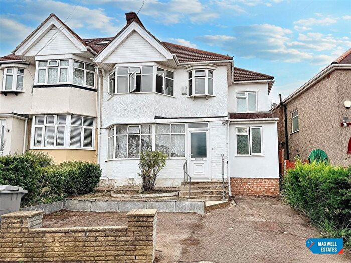 4 Bedroom Semi-Detached House For Sale In Lavender Avenue, London, NW9