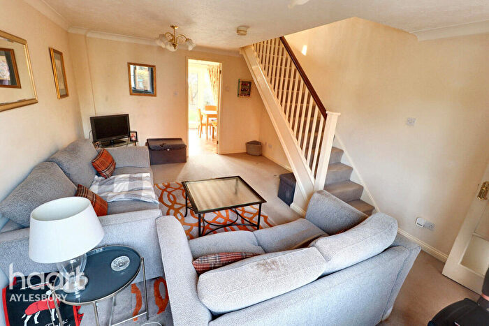 3 Bedroom End Of Terrace House For Sale In Hinds Way, Aylesbury, HP21