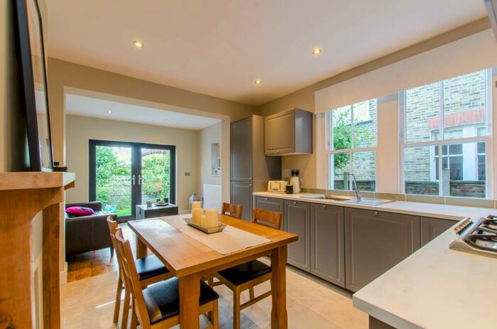 2 Bedroom Flat To Rent In Rollscourt Avenue, Herne Hill, London, SE24