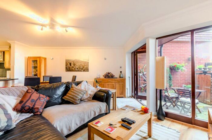 2 Bedroom Flat To Rent In The Bittoms, Kingston, Kingston Upon Thames, KT1