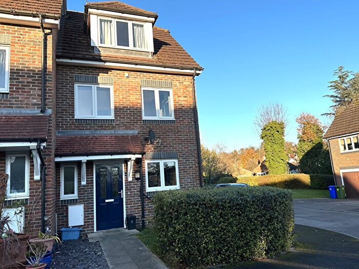3 Bedroom Semi-Detached House To Rent In Rhyll Gardens, Aldershot, GU11