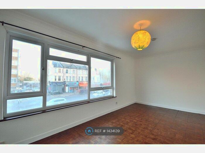 Studio To Rent In Highwood Court, London, N12