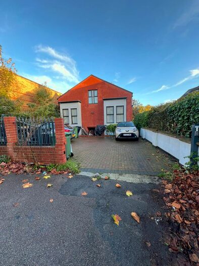 3 Bedroom Flat To Rent In Alexandra Palace, N8