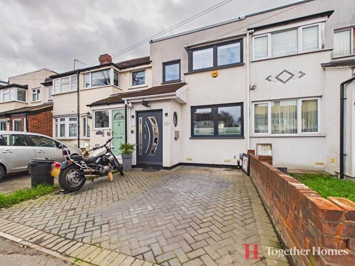 3 Bedroom Property For Sale In Elm Park Avenue, Hornchurch, RM12