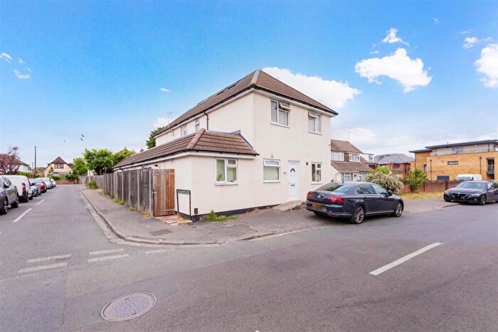 2 Bedroom Apartment For Sale In Harrow Lane, Maidenhead, SL6