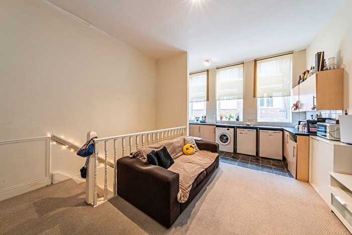 2 Bedroom Flat To Rent In Streatham High Road, London, SW16
