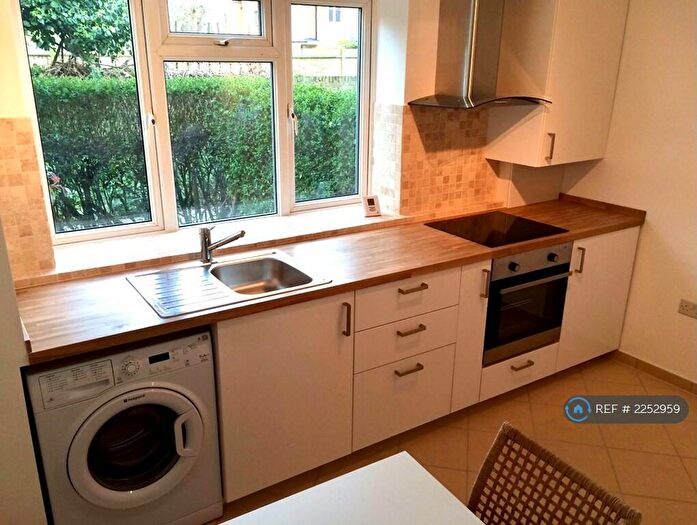 3 Bedroom Flat To Rent In Earlham Grove, London, E7
