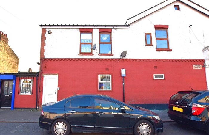 3 Bedroom Flat To Rent In Green Lane, Ilford, IG3