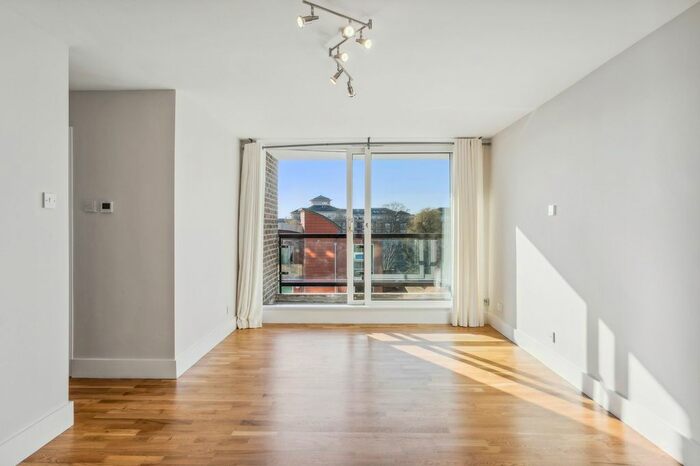 2 Bedroom Flat To Rent In Petersham Road, Richmond, Surrey, TW10