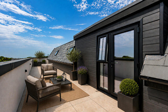 2 Bedroom Apartment For Sale In Hall Crescent, Benfleet, SS7