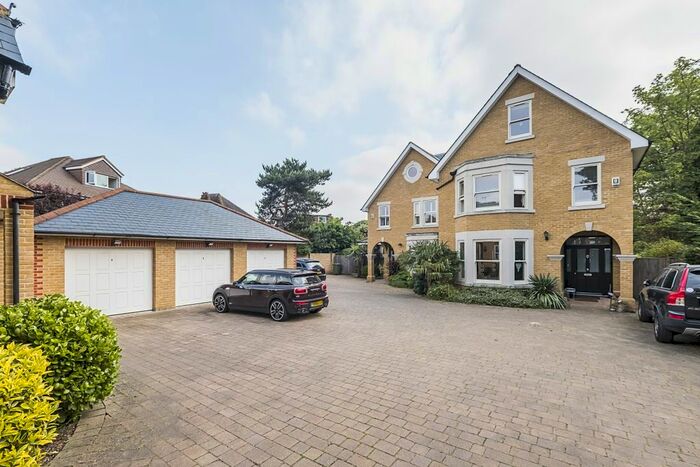 5 Bedroom Semi-Detached House To Rent In Aspen Close, Hampton Wick, Kingston Upon Thames, KT1