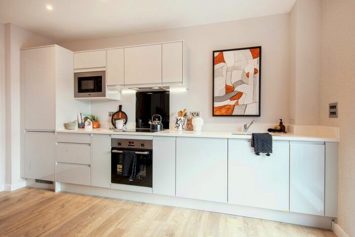 2 Bedroom Flat For Sale In Chailey Place, Hayes, UB3