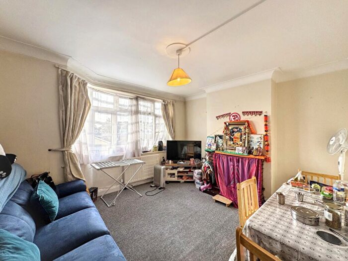 2 Bedroom Flat For Sale In Blundell Road, Edgware, HA8