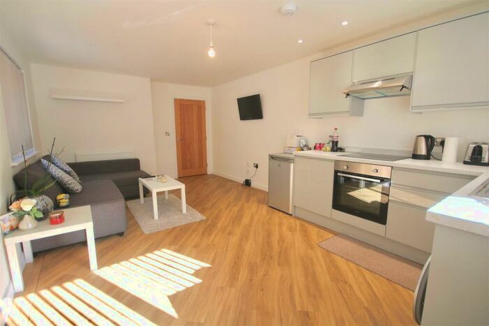 2 Bedroom Flat For Sale In Wickham Road, Fareham, PO16