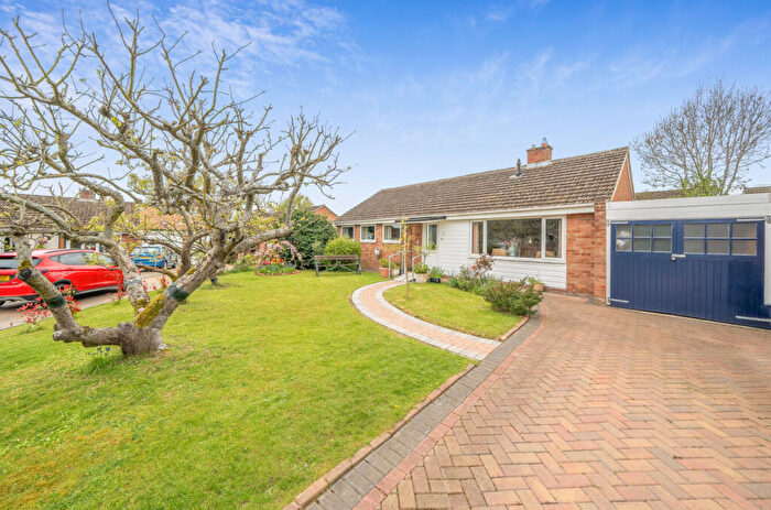 3 Bedroom Bungalow For Sale In Tarrant Avenue, Witney, Oxfordshire, OX28