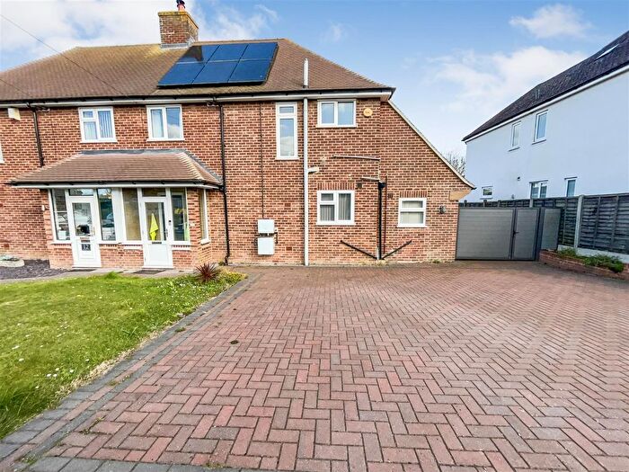 3 Bedroom Semi Detached House For Sale In Huntingfield Road, Meopham, Gravesend, DA13